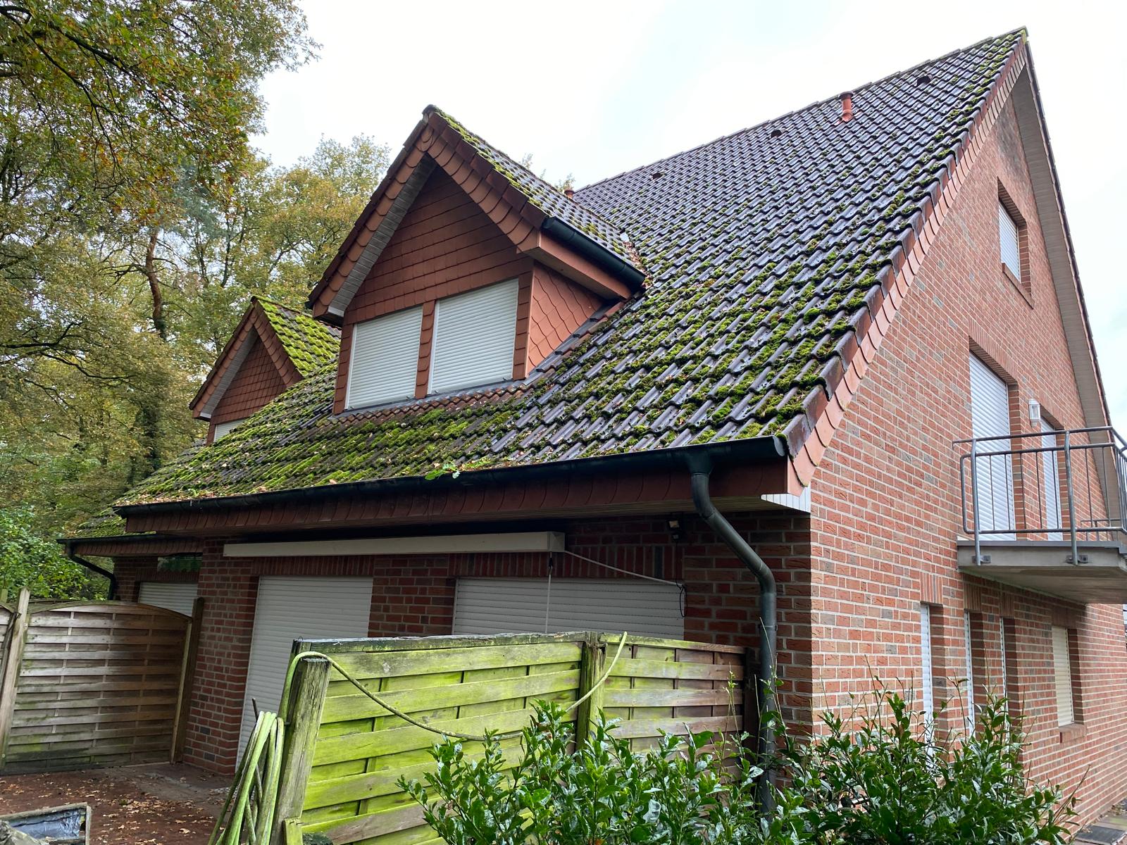 Verschmutztes Dach in Laage vor der Reinigung